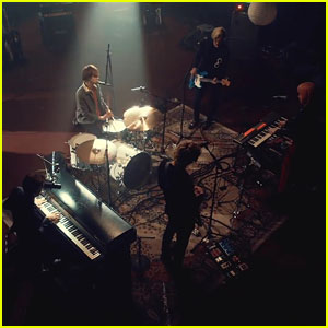 R5 Drop 'Lay Your Head Down' Live In Studio Music Video - Watch Now!