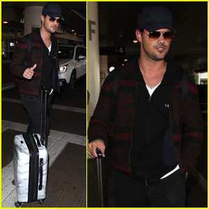 Taylor Lautner Arrives Home After Fun Trip to Chicago!