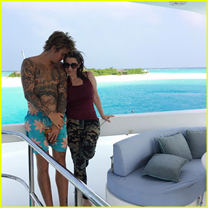 Justin Bieber Is Hanging Out With His Mom Pattie Mallette on Vacation!