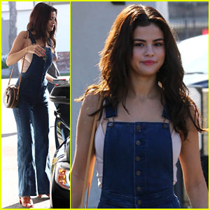 Selena Gomez Shows Off Her Comfy & Chic Style While Out With Friends