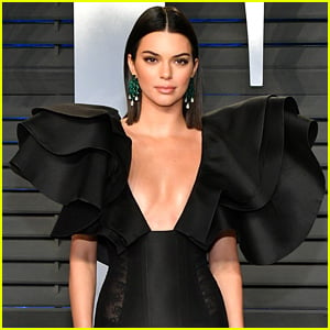 Kendall Jenner Looks Pretty & Glam at Vanity Fair's Oscars Party!