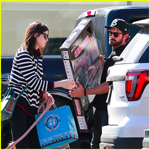 Zac Efron & Alexandra Daddario Take a Trip to the Pet Store With Their Dogs!