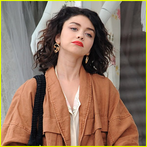 Sarah Hyland Is Filming Her New Movie ‘The Wedding Year’! | Sarah