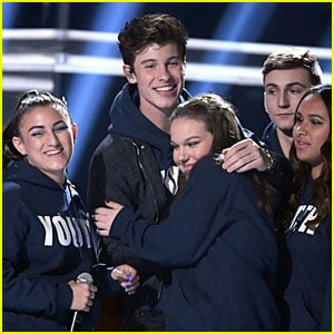 Shawn Mendes Performs with Show Choir from MSD High School at BBMAs 2018 (Video)