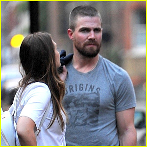 'Arrow' Star Stephen Amell Steps Out in London!