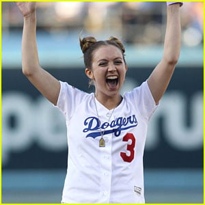 Billie Lourd Throws Out First Pitch at Dodgers' 'Star Wars' Night