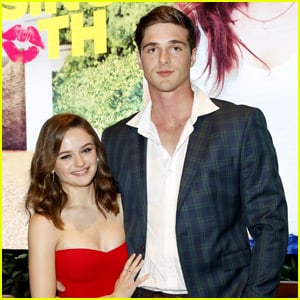 Joey King Jacob Elordi Hit Their Heads A Couple Times During Their First Kiss Jacob Elordi Joey King The Kissing Booth Just Jared Jr