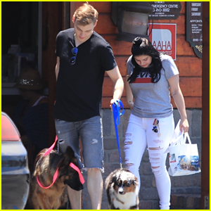 Ariel Winter & BF Levi Meaden Head to the Vet With Their Dogs!