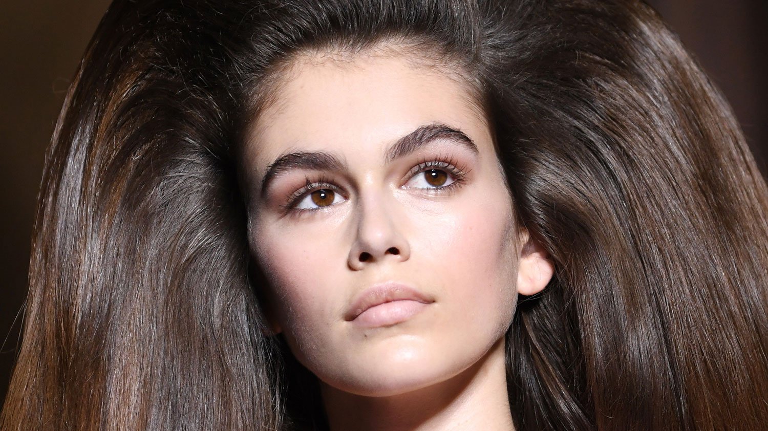 Kaia Gerber Wears Giant Wig on Valentino Runway | Fashion, Kaia Gerber