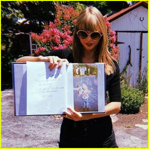Taylor Swift Returns to Her Childhood Home With Her Besties!
