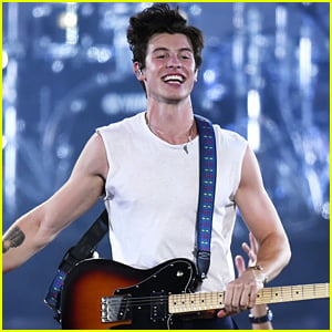 Shawn Mendes Shows Off His Muscles While Performing at MTV VMAs 2018! (Video)
