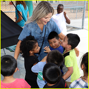 Witney Carson Got So Many Hugs During The Blessings In A Backpack Charity Event