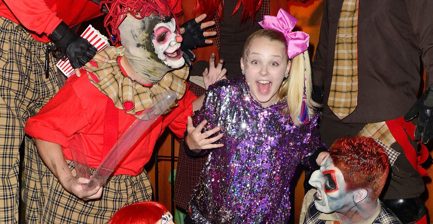 JoJo Siwa Gets Surrounded by Spooks at Knott’s Scary Farm! | JoJo Siwa