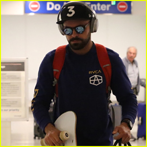 Zac Efron Carries a Skateboard Through the Airport in LA!