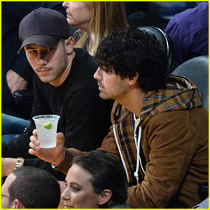 Nick Jonas & Joe Jonas Hang Out Together at the Lakers Game in Los Angeles!