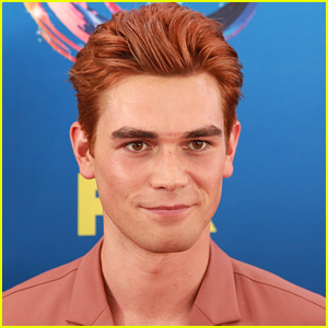 Der 27 Jahre alte 180 cm große KJ Apa im 2024 Foto