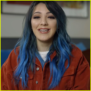 Niki DeMartino Takes Fans on a Tour of Her New Retro Bedroom! (Video)