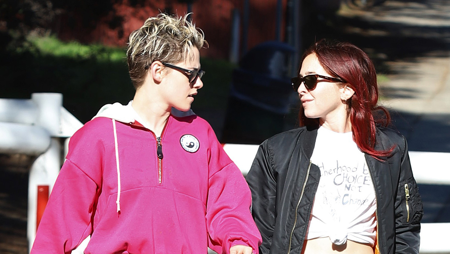 Kristen Stewart & Rumored New GF Sara Dinkin Chat It Up on a Hike