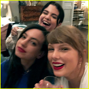Taylor Swift Hangs Out with Selena Gomez & Cazzie David in Cute Selfie ...