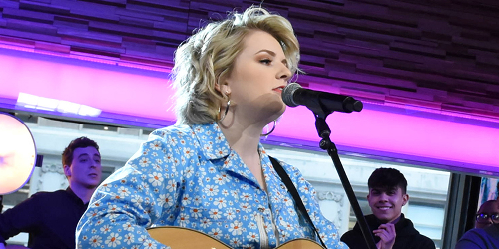 Maddie Poppe Took Her Peoples’ Choice Award To NYC To Take A Picture