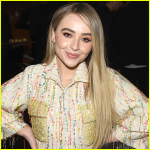 Sabrina Carpenter Snaps First Pic With Fans From 'Singular' Tour
