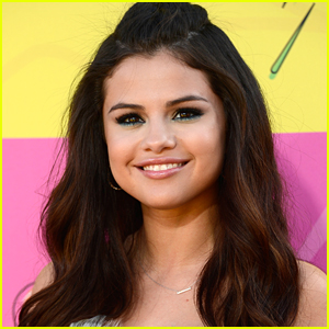 Selena Gomez Breaks Record & Has Won The Most Blimps Of Any Celeb at Kids Choice Awards!