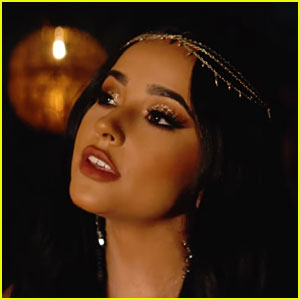 Becky G Turns Into A Disney Princess For Un Mundo Ideal Aladdin Music Video With Zayn Aladdin Becky G Music Music Video Zayn Zayn Malik Just Jared Jr