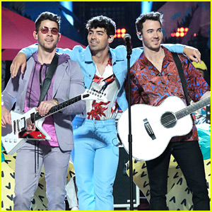 Nick, Joe, and Kevin Jonas Perform Together on ‘The Voice’ Finale ...