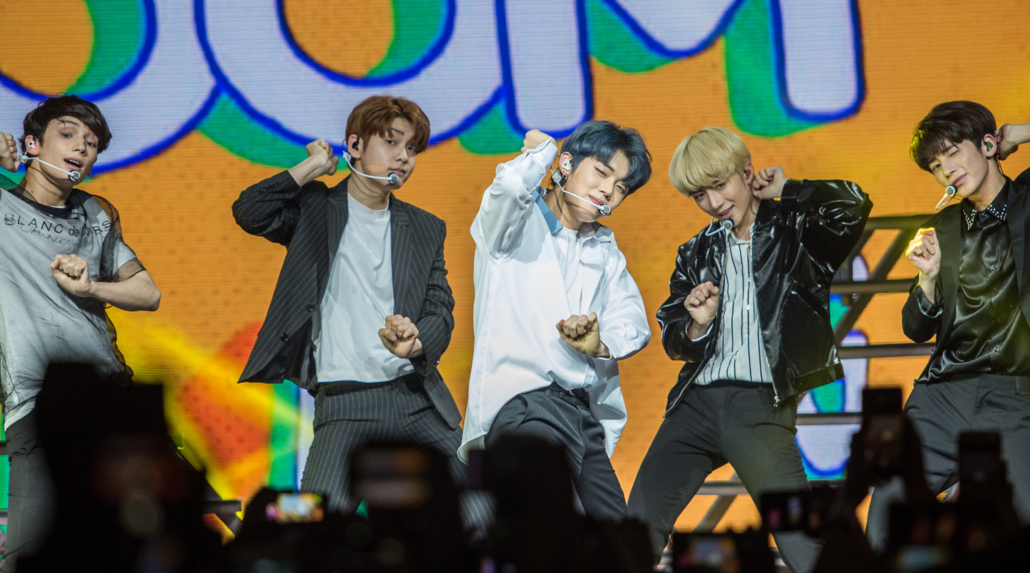 TXT Officially Makes Their U.S. Stage Debut! | Beomgyu, Huening Kai ...