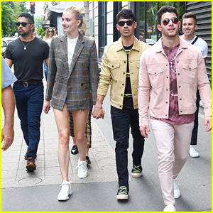 Sophie Turner And Joe Jonas Do Couple's Dressing In Paris