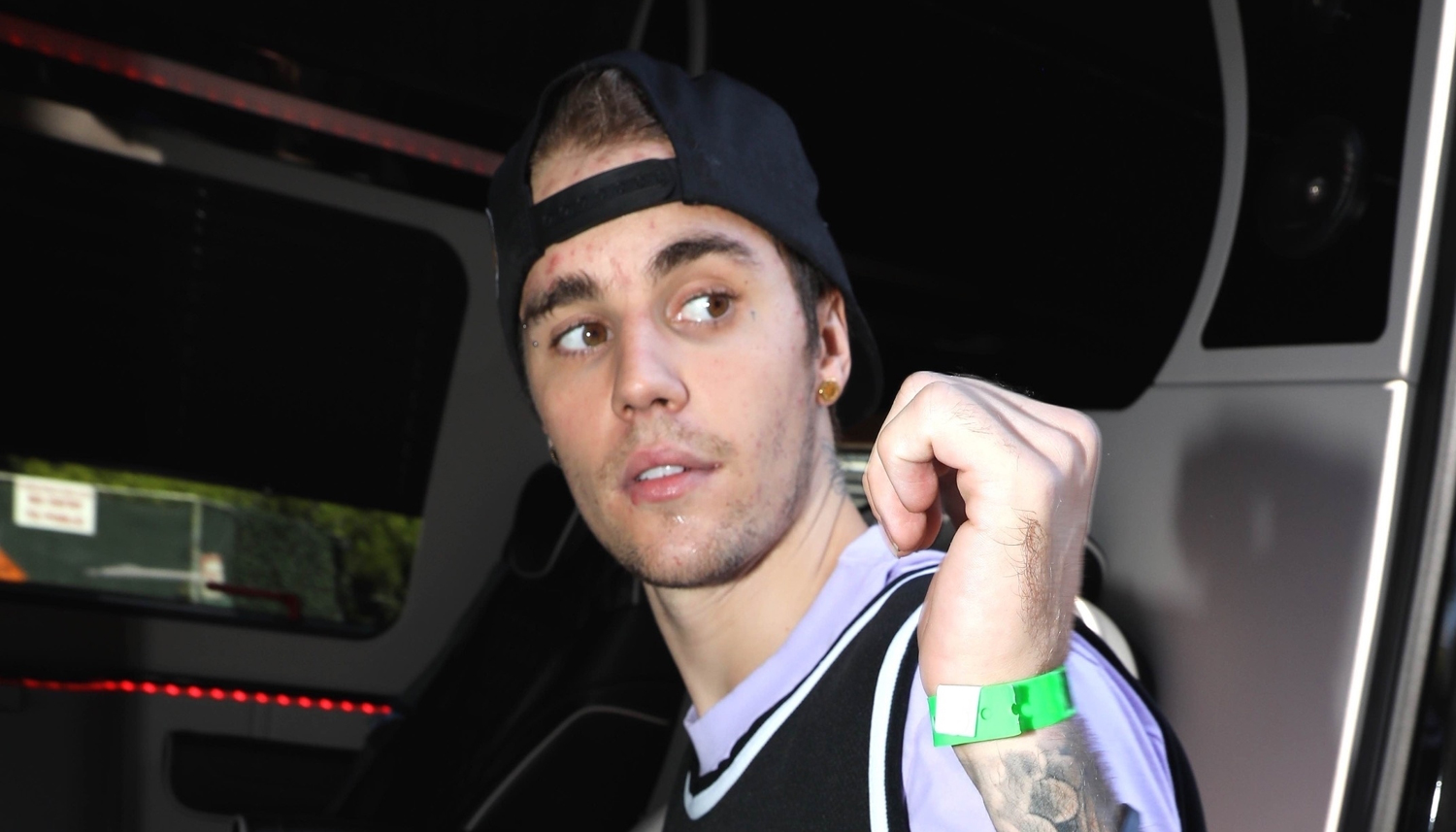 Justin Bieber Shows Off His Tattoos in Shirtless Selfie! | Justin