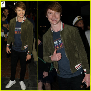 Calum Worthy Meets With Fans at Comic-Con 2019!