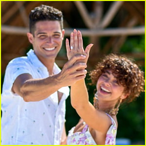 Modern Family's Sarah Hyland Is Engaged - See Her Ring!