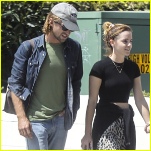 Emma Watson Grabs Pizza For Lunch in Los Angeles