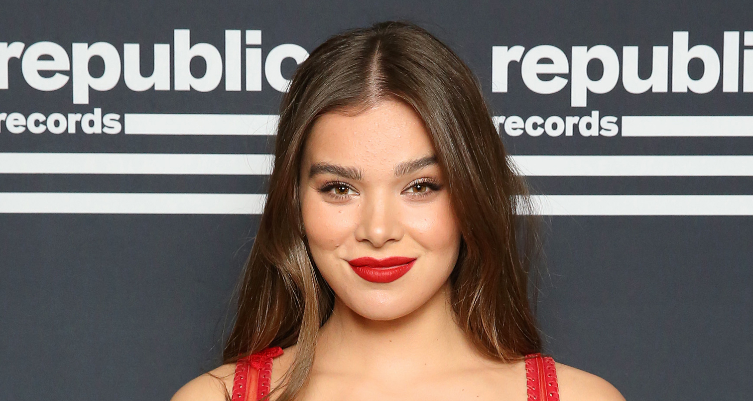 Hailee Steinfeld Films Et Programmes Tv Hailee Steinfeld Says New Show ‘Dickinson’ Is Funny & Weird | Dickinson