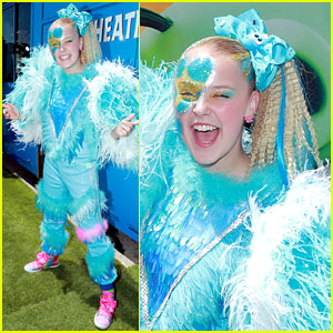 JoJo Siwa is Covered in Feathers at 'Angry Birds Movie 2' Premiere!