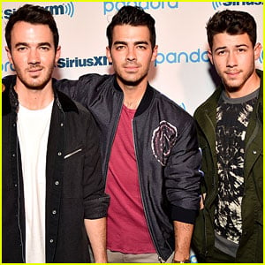 Jonas Brothers End Their Concert Early, Fans Keep Singing | Joe Jonas ...