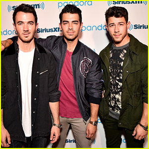 Nick, Joe, & Kevin Jonas Are Still Performing – Even On Their Night Off ...