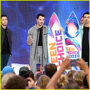 Jonas Brothers Give Inspiring Speech About Bullying at Teen Choice 2019!
