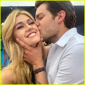 Katherine McNamara Gets A Kiss From Dominic Sherwood In This Adorable Selfie From The Teen Choice Awards 2019