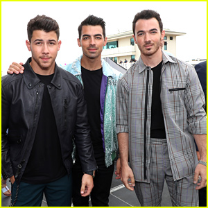 Joe Jonas Celebrates 30th Birthday With Sophie Turner & Brothers on ...