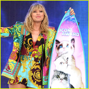 Taylor Swift Receives a Surfboard With Her Cats On it at Teen Choice 2019!
