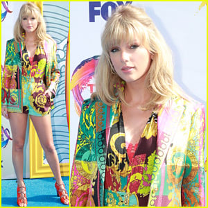 Taylor Swift Walks Teen Choice Red Carpet Before Receiving Icon Award
