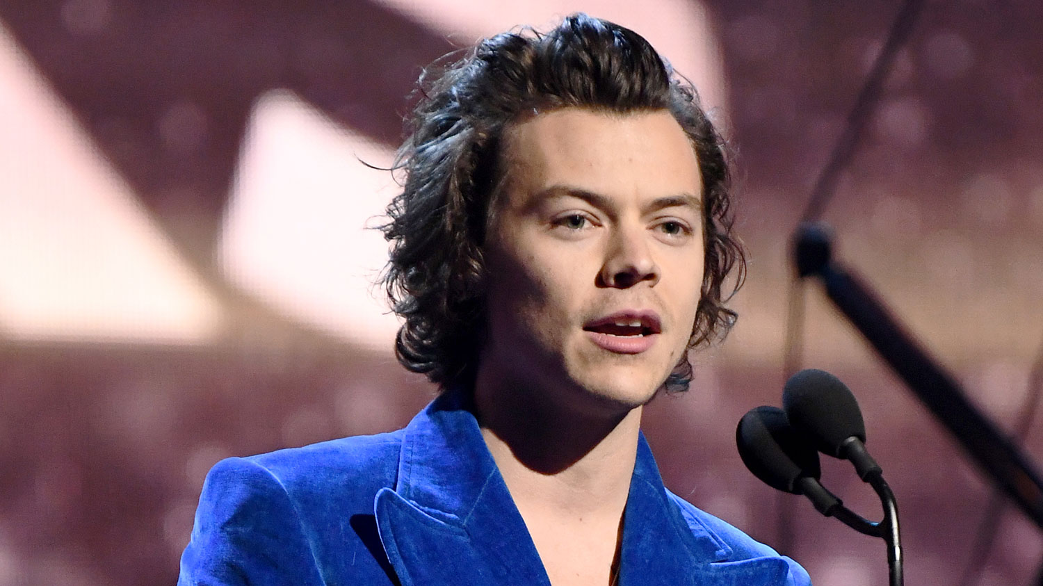 Harry Styles Shows Off His New Hairdo in Italy | Harry Styles | Just ...