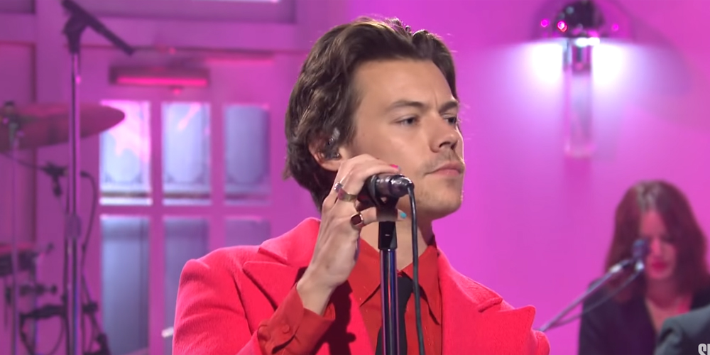 Harry Styles Sings Watermelon Sugar Lights Up On Saturday Night Live Harry Styles Music Just Jared Jr
