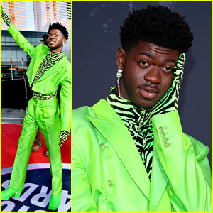 Lil Nas X Shows Off His Cool Style at AMAs 2019!