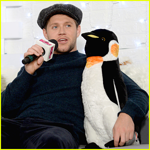 Niall Horan Hangs With A Penguin Backstage at Jingle Ball in Boston