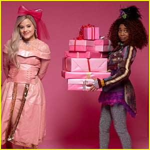 Sarah Jeffery Jadah Marie Drop New Descendants Music Video For Audrey S Christmas Rewind Descendants Jadah Marie Music Music Video Sarah Jeffery Just Jared Jr - roblox decendent added