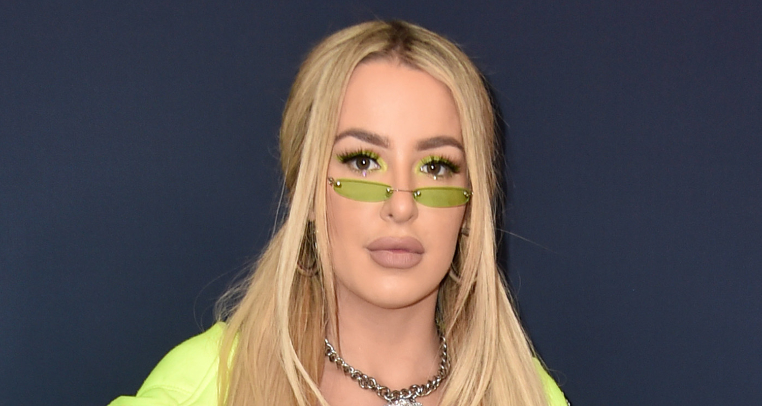Tana Mongeau on X: imagine me taking my id out of my wallet rn and taking  a picture of it and hunter goes “what are you doing” and i go “stopping a