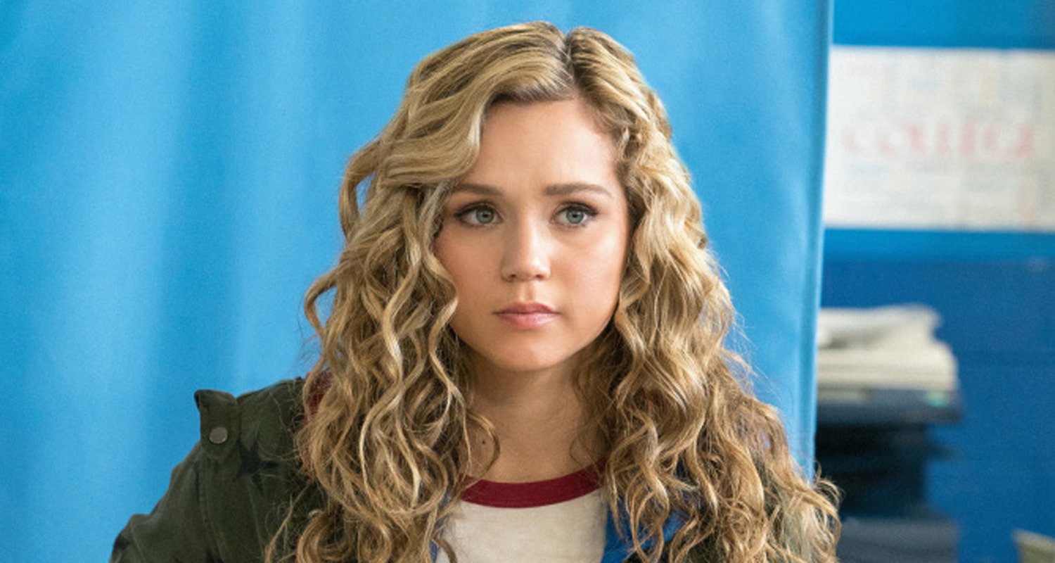 Brec Bassinger Moves To Blue Valley On ‘dcs Stargirl Series Premiere Tonight Amy Smart 